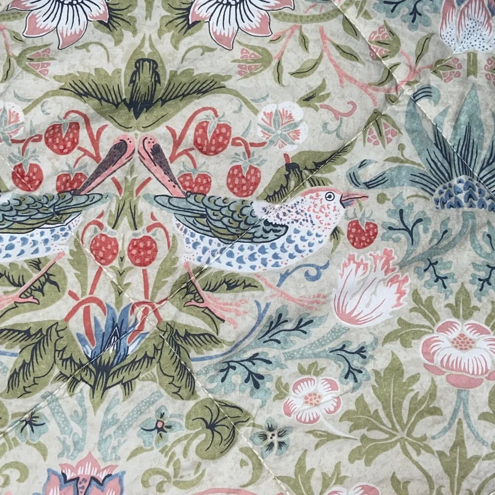 Like new William Morris Strawberry Thief queen  comforter